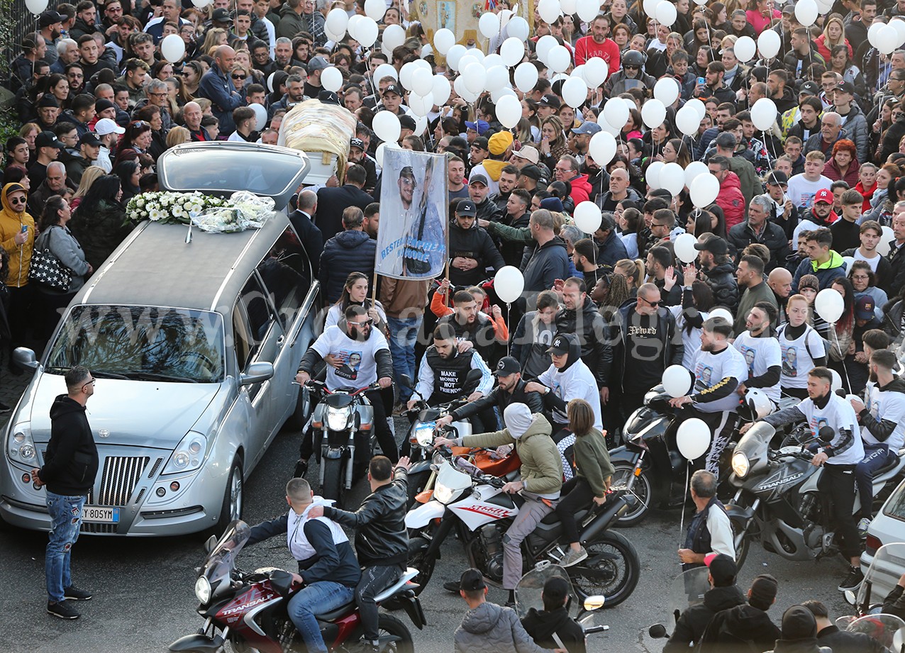 Per Giuseppe il rombo delle moto e palloncini bianchi: in centinaia ai funerali – VIDEO E FOTO
