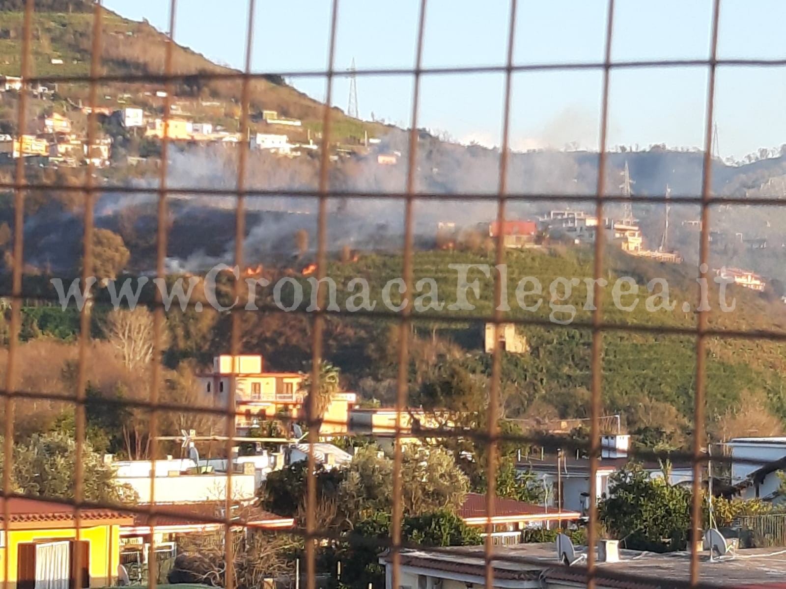 POZZUOLI/ Incendio sulla collina, le fiamme alimentate dal vento