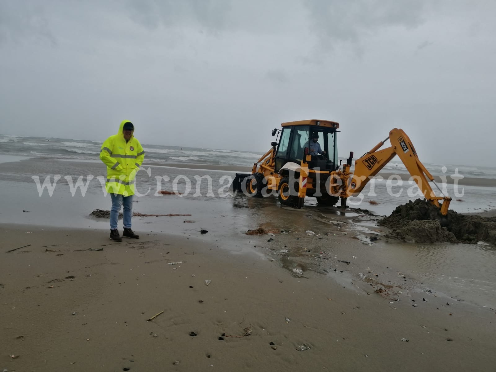 Esondato il Lago Patria: operai al lavoro – LE FOTO