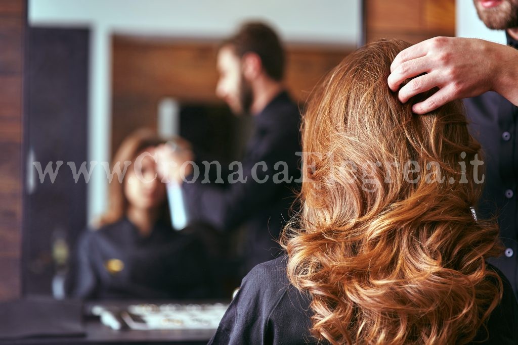 POZZUOLI/ Scoperto parrucchiere con attestato fantasma: stop all’attività