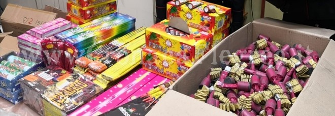 In casa 204 ordigni artigianali e 25 scatole di fuochi d’artificio: arrestato un 30enne