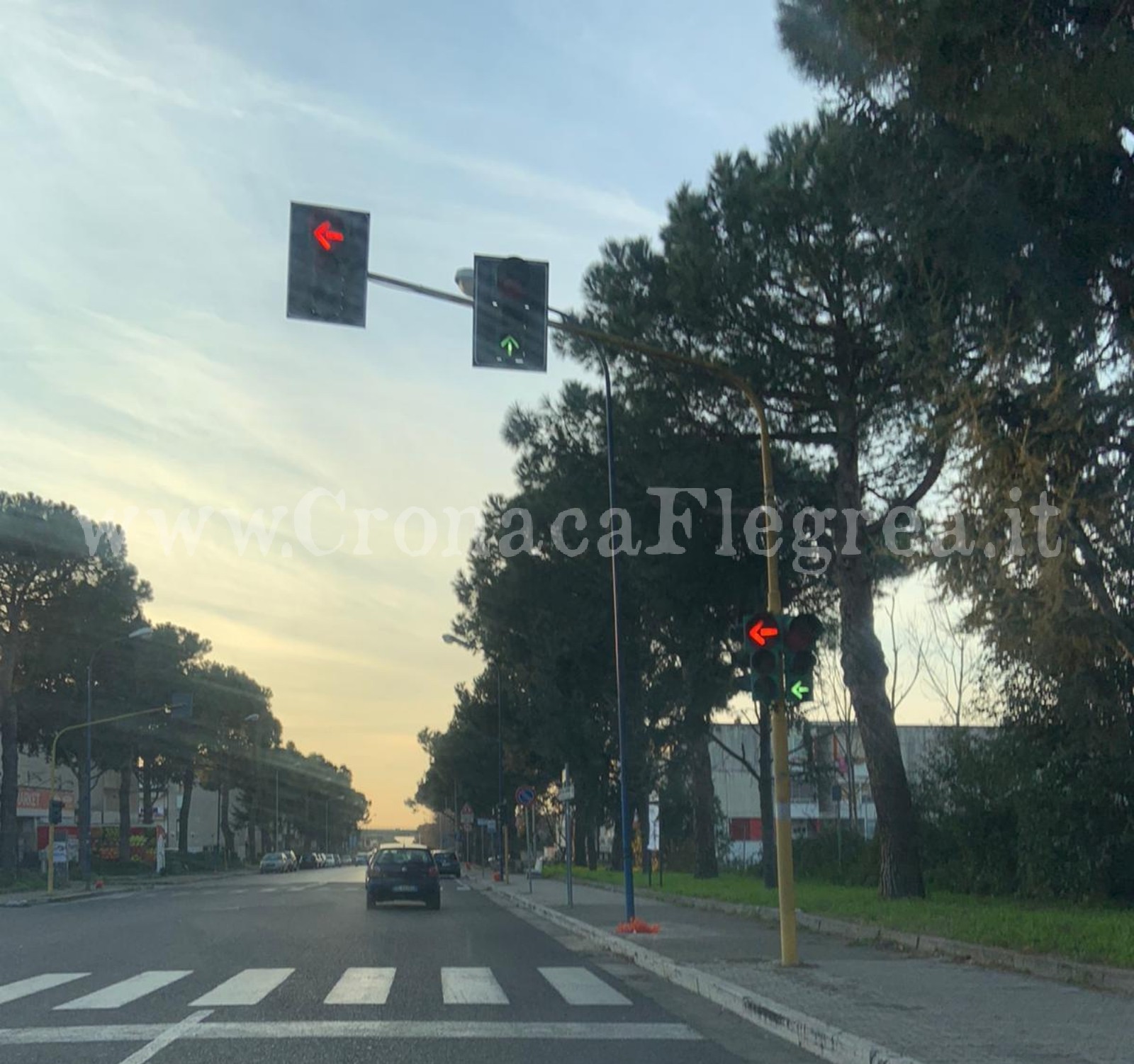 LA FOTO/ Semafori impazziti a Monterusciello: rosso e verde accesi contemporaneamente