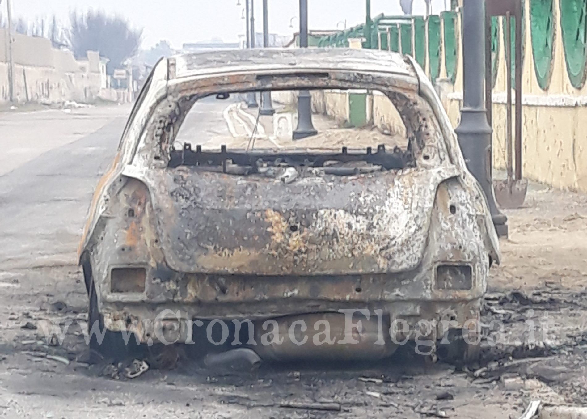 Auto distrutta dalle fiamme a Licola – LE FOTO