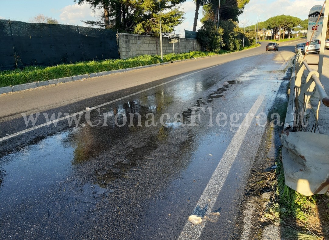 POZZUOLI/ Tubo perde acqua da 4 giorni: strada allagata a Monterusciello
