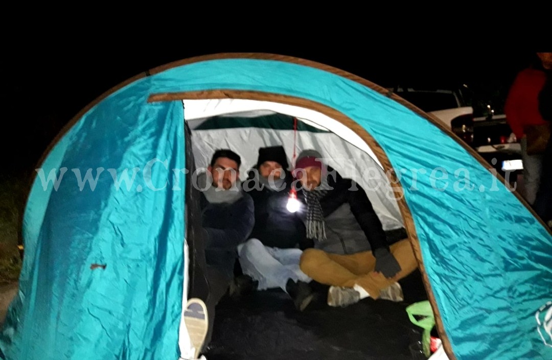 POZZUOLI/ Protestano contro la puzza e trascorrono la notte in tenda davanti al depuratore – LE FOTO
