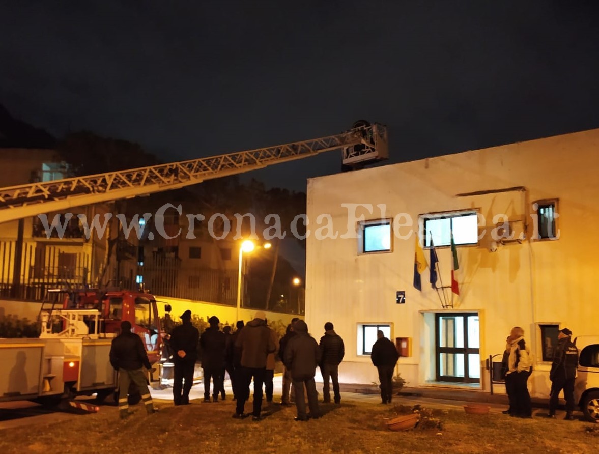 POZZUOLI/ Lsu sulla palazzina del sindaco minaccia di buttarsi giù