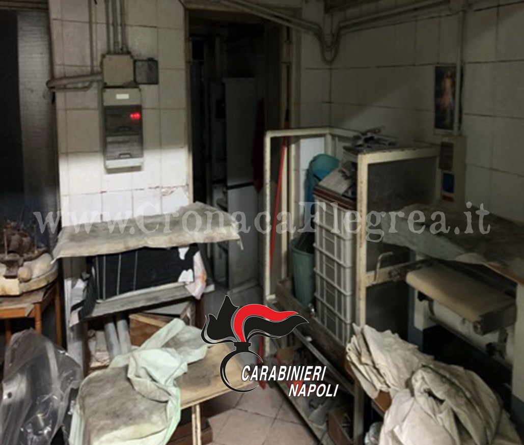 Mobili, colla e vernici bruciati per cuocere il pane: forno abusivo sequestrato a Varcaturo