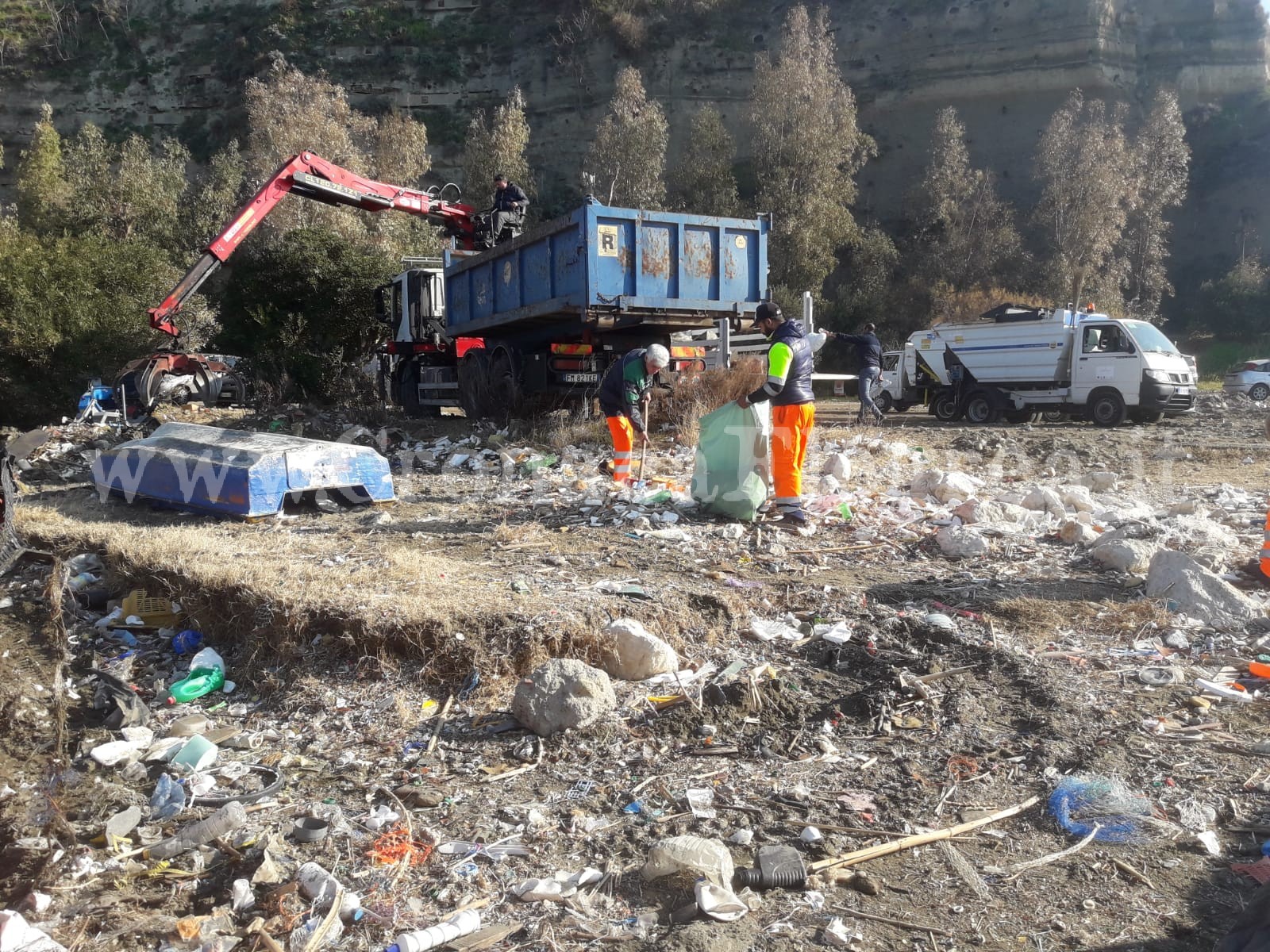 MONTE DI PROCIDA/ Dopo le mareggiate ripulita Acquamorta – LE FOTO