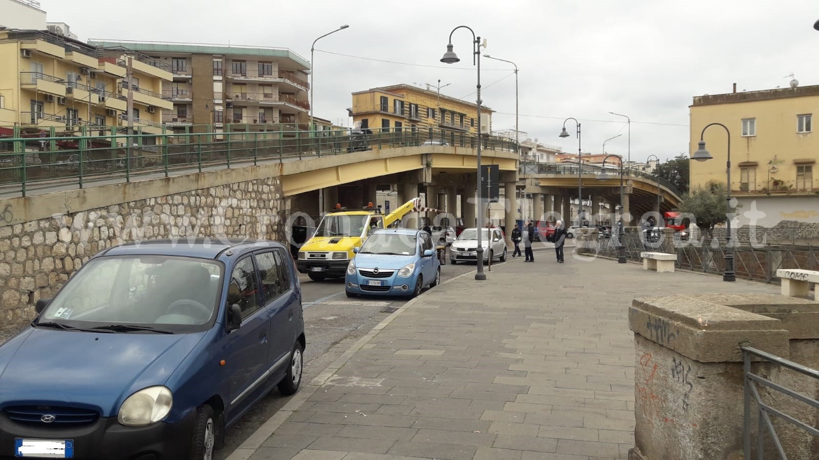 POZZUOLI/ Lavori alla rete fognaria in via Sacchini, auto portate via dal carro attrezzi