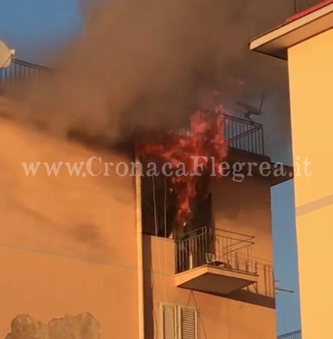 Casa in fiamme a Pozzuoli: il video dell’incendio