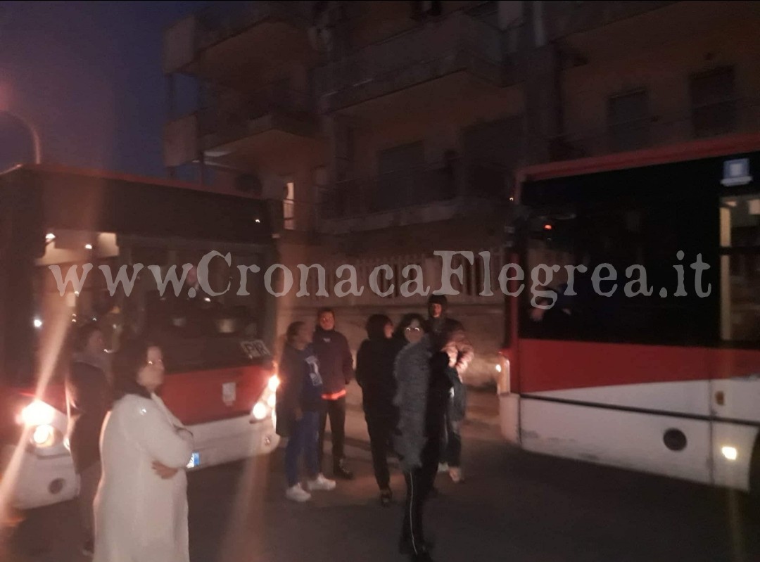 ULTIM’ORA/ Senz’acqua da 3 giorni: gente in strada e blocco stradale a Licola mare