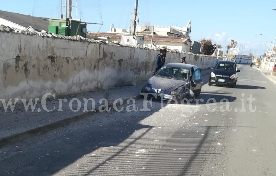 LA FOTO/ Auto si schianta contro un muro a Licola mare
