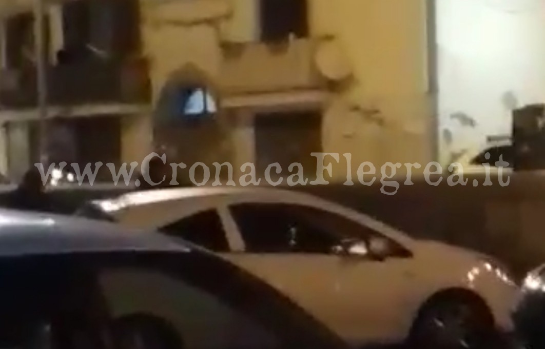 POZZUOLI/ Rissa tra parcheggiatori abusivi per il controllo dei posti auto – IL VIDEO