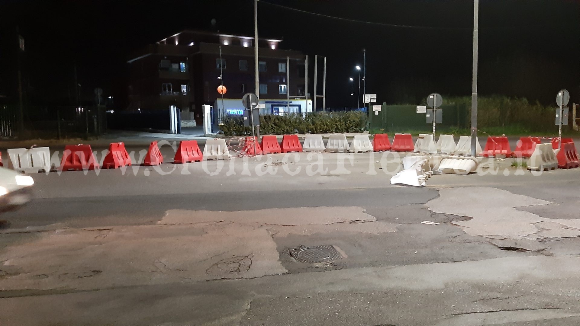 Raffiche di vento: la rotonda di Licola vola via – LE FOTO