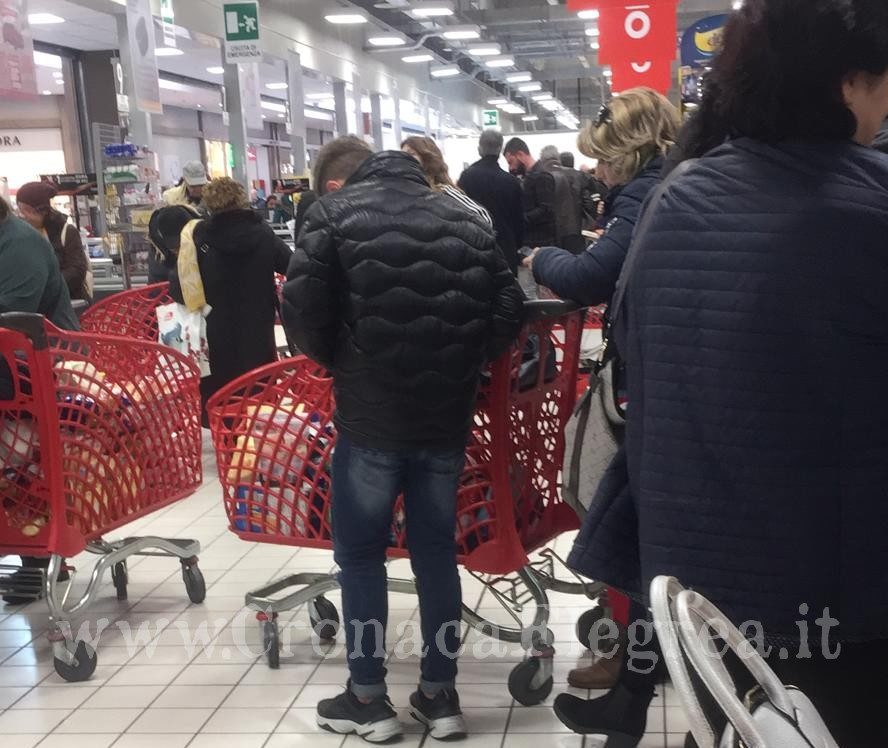 Supermercati presi d’assalto nei Campi Flegrei: clienti a caccia di scorte – LE FOTO