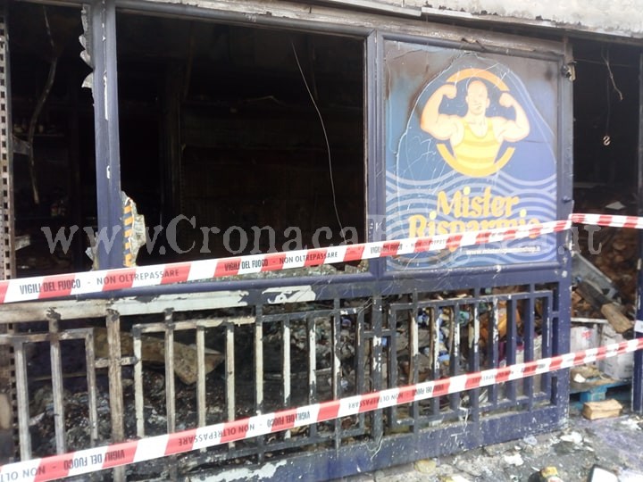 POZZUOLI/ Inferno di fuoco a Monterusciello: “Mister Risparmio” ridotto in cenere – LE FOTO