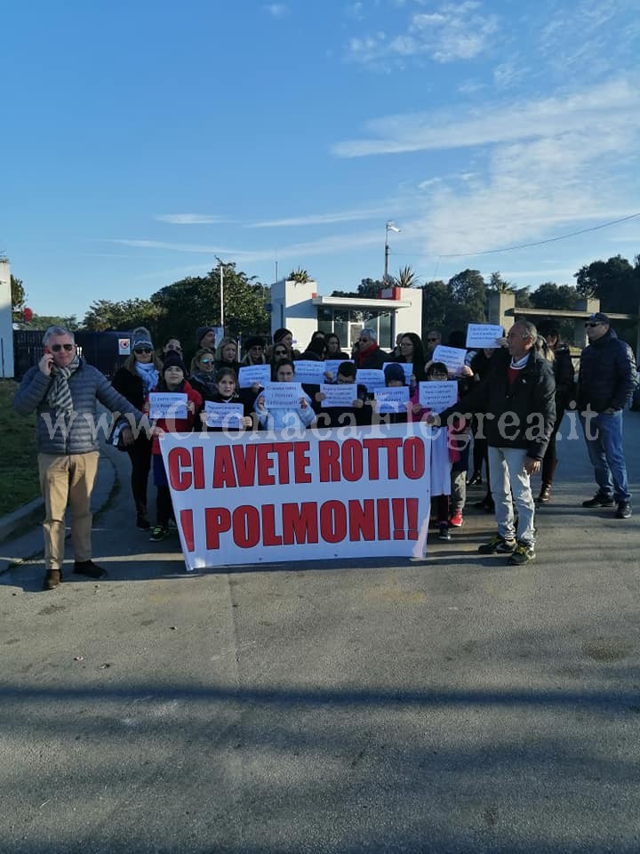 POZZUOLI/ «Ci avete rotto i polmoni»: adulti e bambini protestano davanti al depuratore