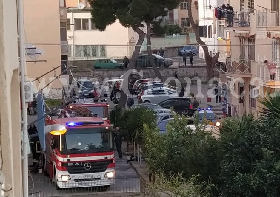 ULTIM’ORA/ Incendio in un’abitazione al Rione Artiaco: evacuata una palazzina – LA FOTO