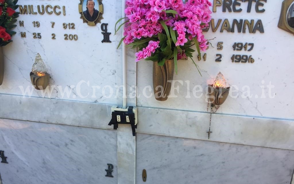 QUARTO/ Prese rotte e fili penzolanti, il cimitero è nel degrado: dito puntato contro la ditta