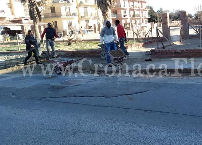 Immigrati dal cuore d’oro: ripuliscono la piazza di Licola Mare – LE FOTO