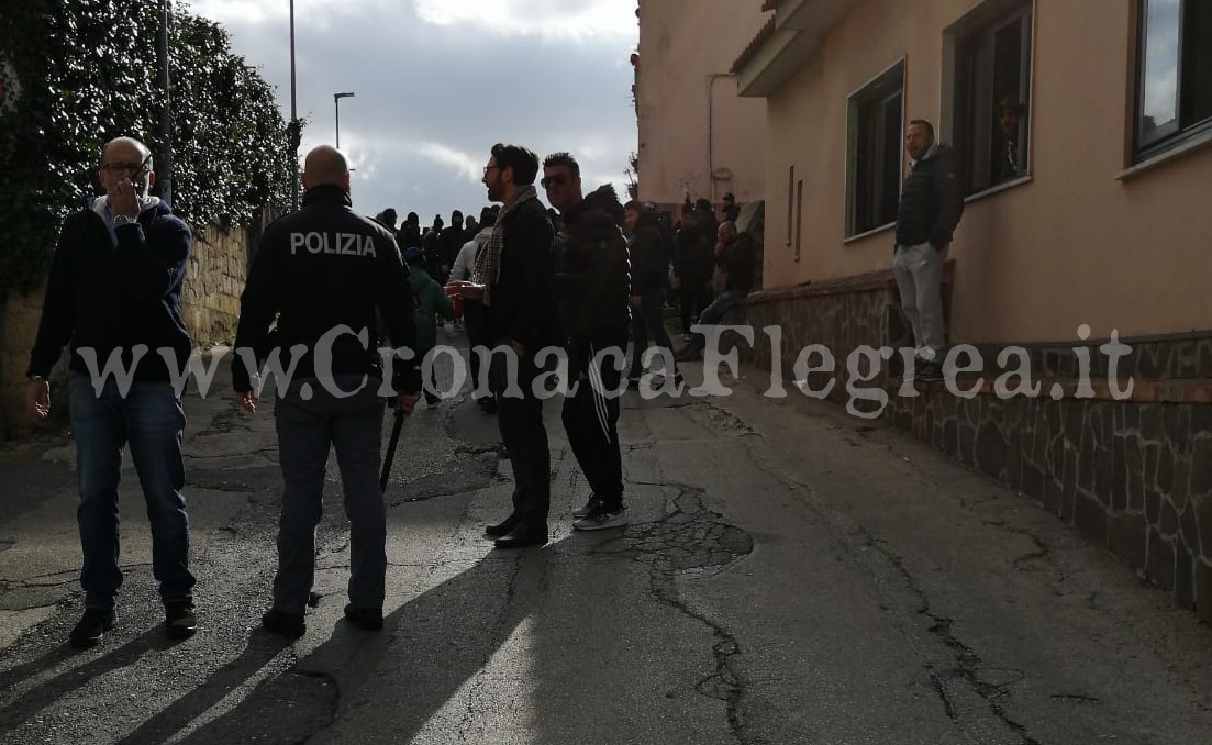 Lancio di petardi e pietre: tensione all’esterno dello stadio di Pozzuoli – LE FOTO