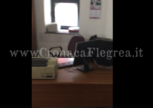 POZZUOLI/ Ufficio comunale deserto: dei dipendenti nessuna traccia «Qui entra chi vuole» – IL VIDEO