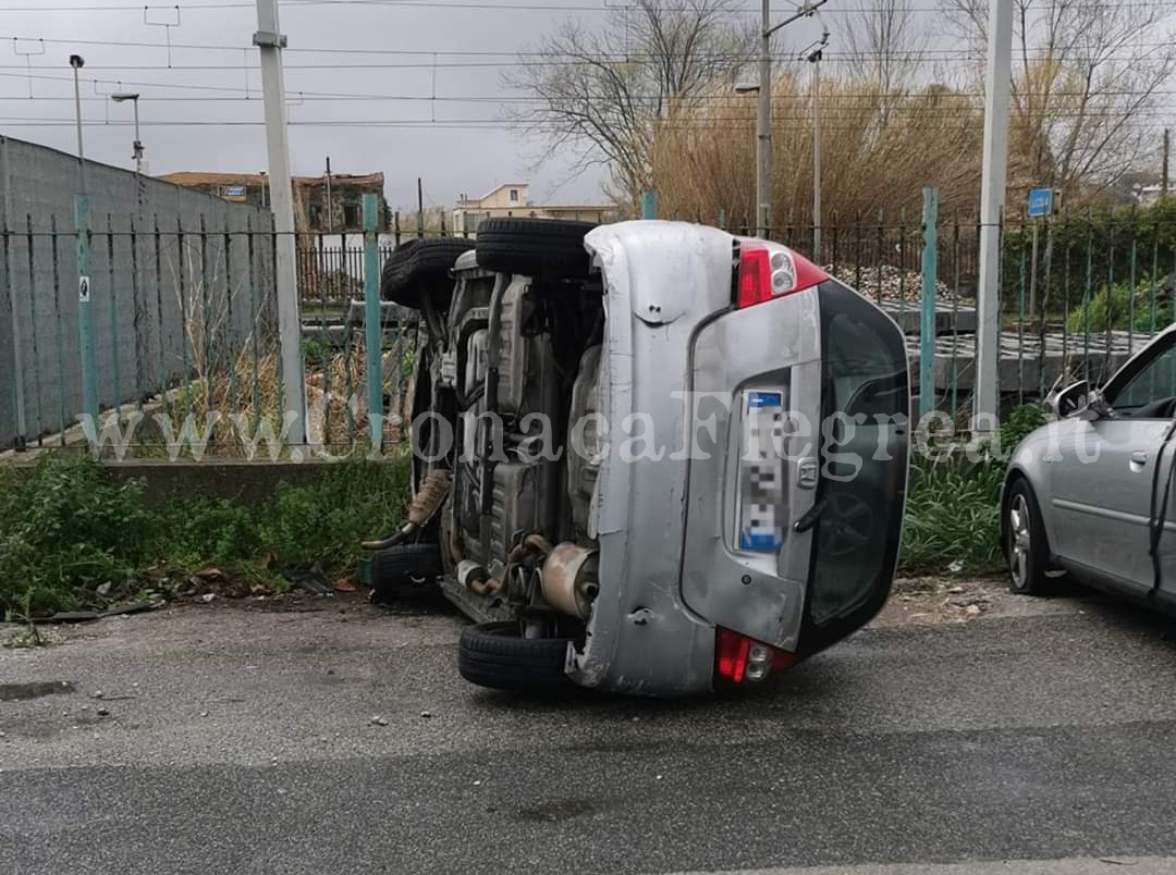 LA FOTO/ Auto parcheggiata “di fianco” fuori alla stazione di Licola