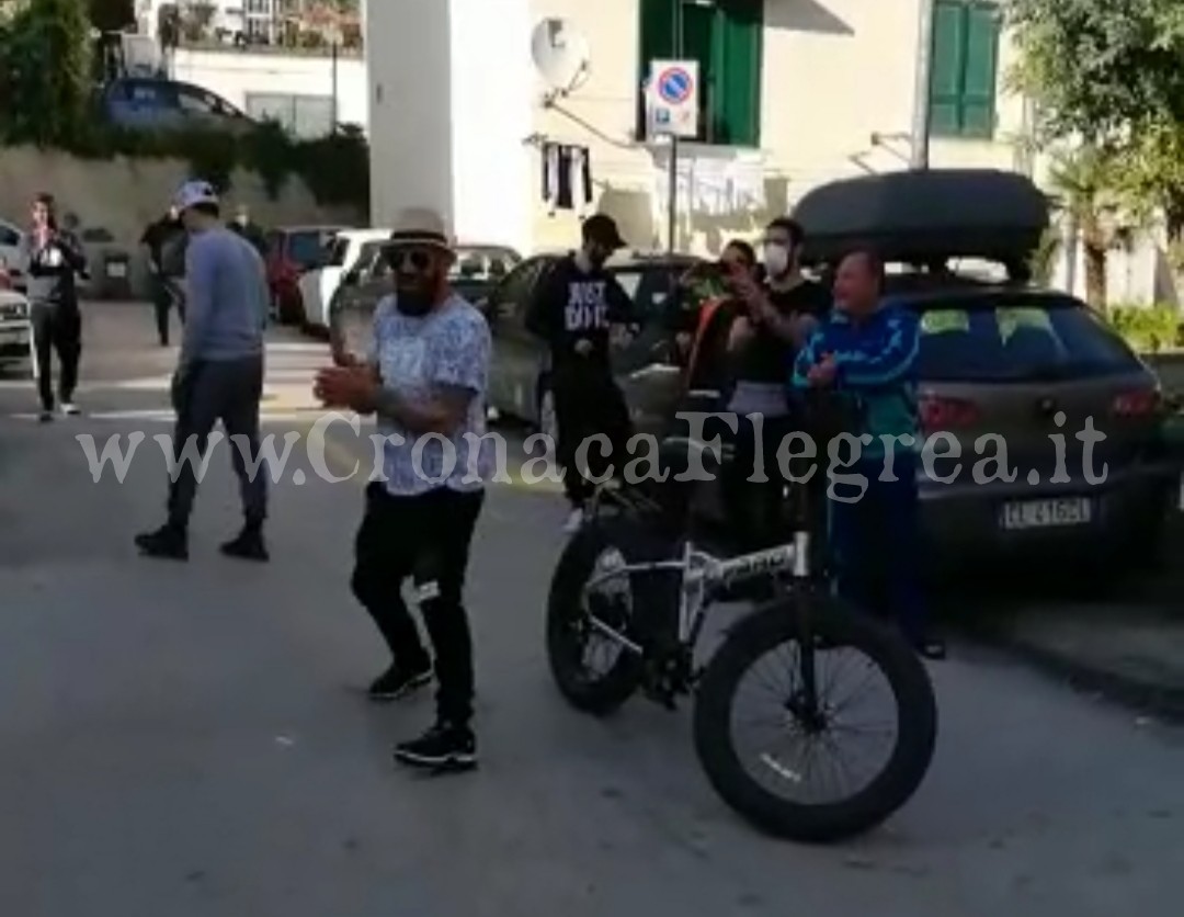 «Noi siamo capaci di uccidere la gente» frase shock durante la folle festa di via Napoli – IL VIDEO