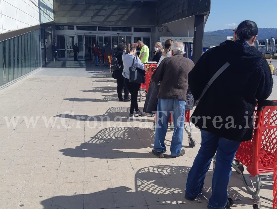 Coronavirus, anche a Pozzuoli c’è l’assalto ai supermercati – LE FOTO