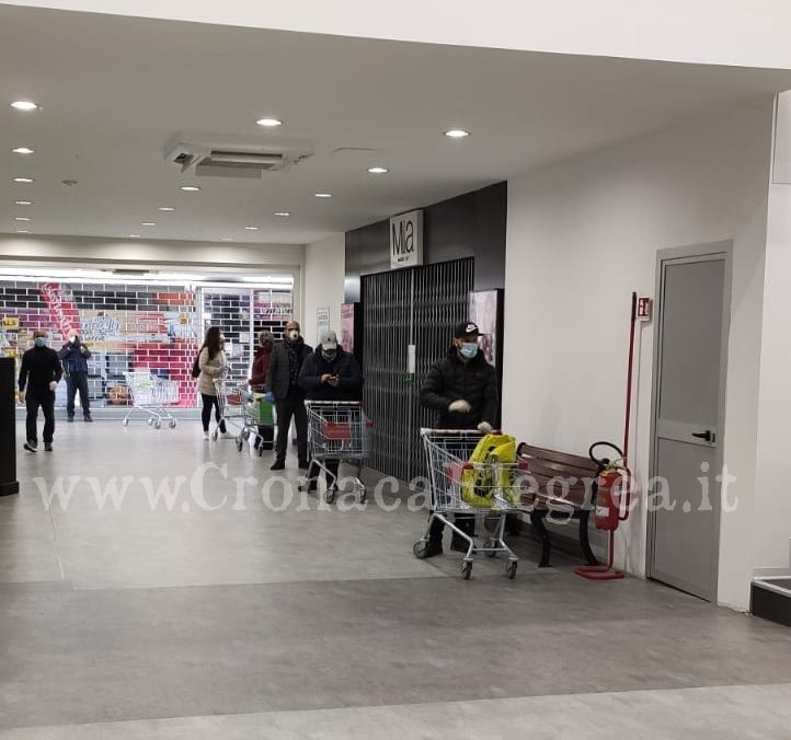 POZZUOLI/ Controlli tra i reparti e ingresso a scaglioni al Famila – LE FOTO