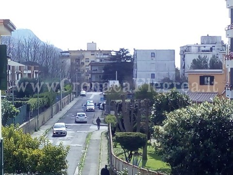 Coronavirus, controlli in strada nel quartiere di Monterusciello