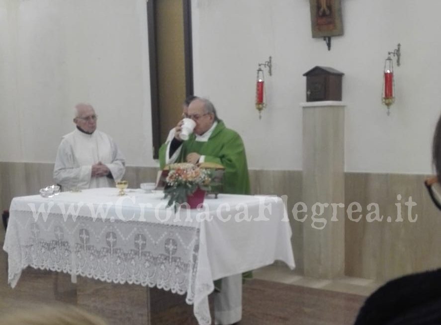 Il Vescovo di Pozzuoli nel quartiere Reginelle per la messa domenicale – LE FOTO