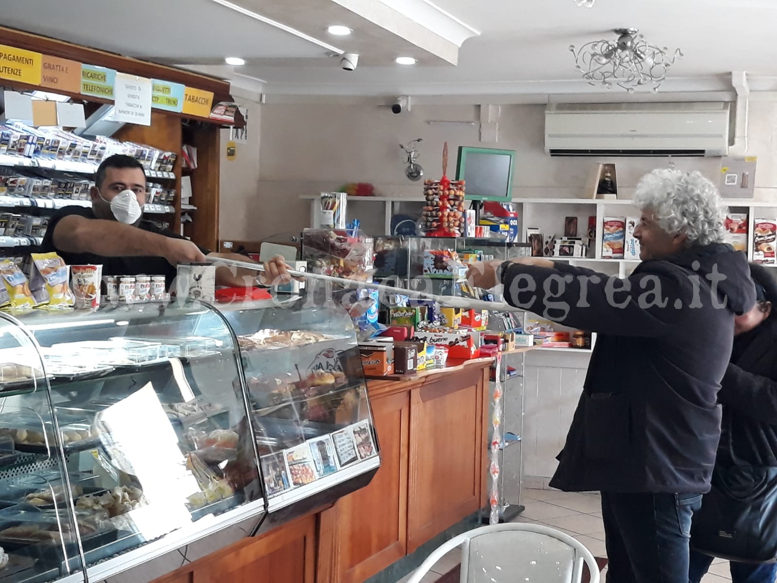 Coronavirus, l’iniziativa anti-crisi di un bar di Licola: caffè e cornetti serviti con una pala