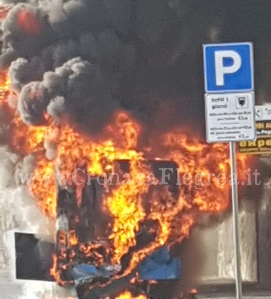 POZZUOLI/ Pullman distrutto dalle fiamme: illeso l’autista – LE FOTO