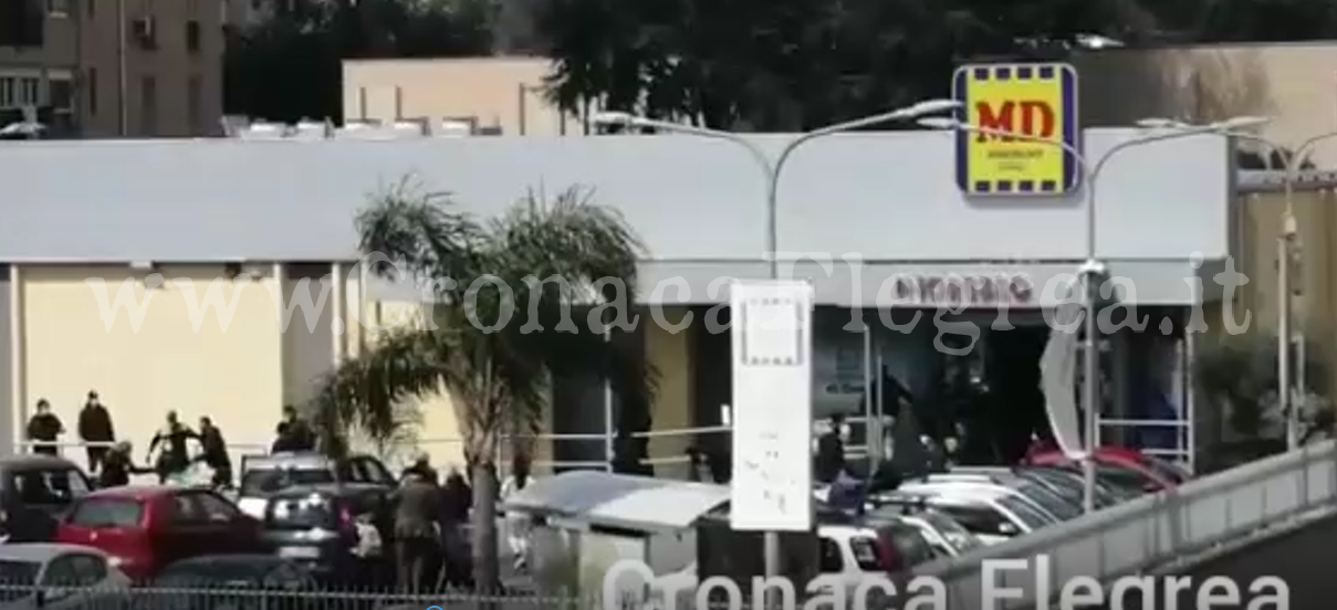 POZZUOLI/ Rissa durante la fila al supermercato MD di Monterusciello – IL VIDEO (immagini violente)