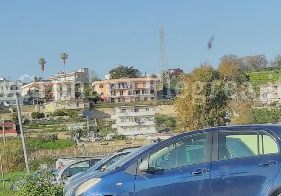 Parcheggiatore abusivo non si ferma: soldi dagli automobilisti fuori all’ospedale di Pozzuoli