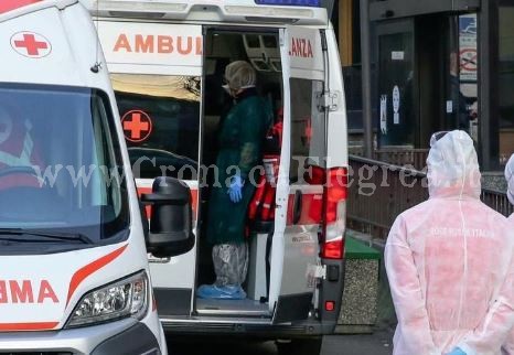 LA FOLLIA/ Effettua il tampone e poi dà in escandescenze: intervengono i carabinieri con tuta NBC e il 118