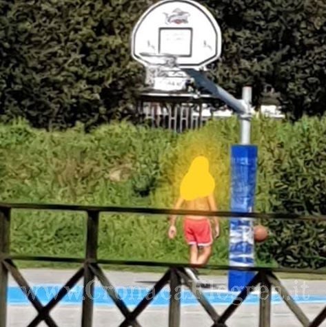 Coronavirus, a Monterusciello si gioca a basket e si prende il sole nelle piazze – LE FOTO