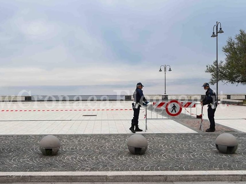 Troppa gente a spasso: a Pozzuoli chiuso il lungomare di via Napoli – LE FOTO