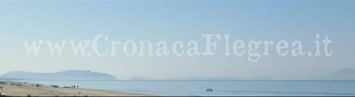 A Licola non si arrendono: gente in spiaggia e in mare a pescare – LA FOTO