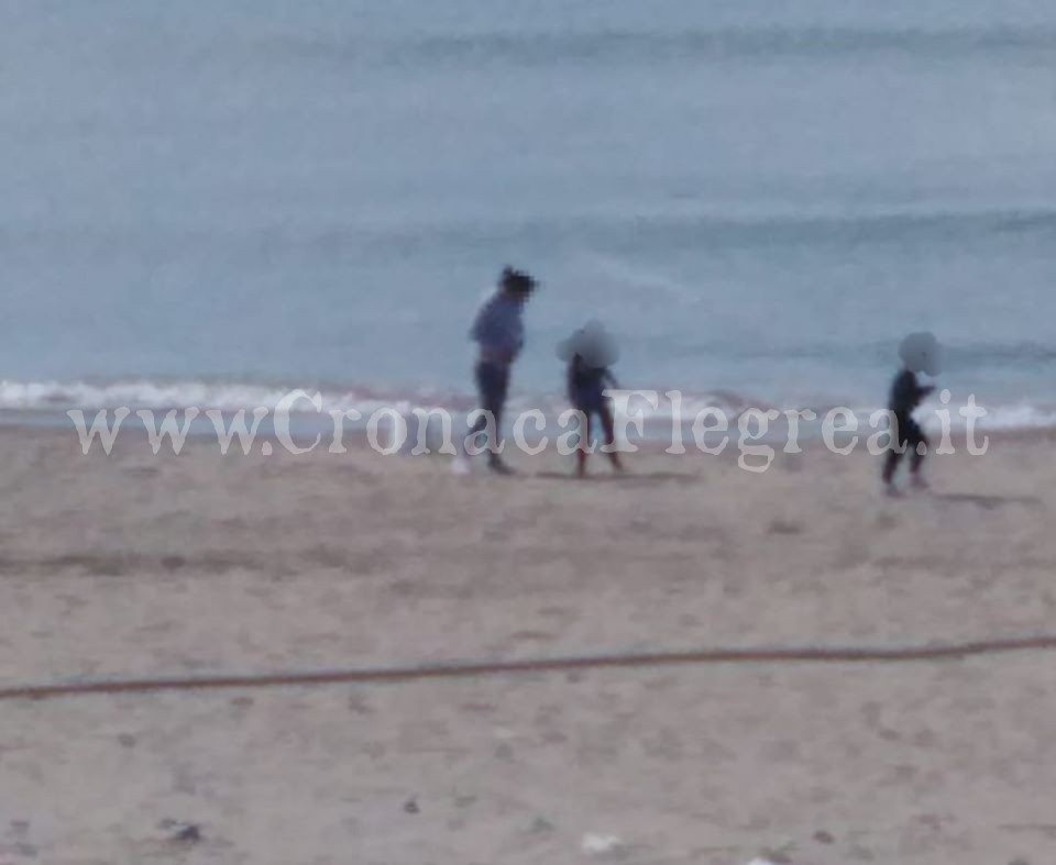 Genitori con bambini in spiaggia: a Licola mare è il trionfo della scelleratezza – LE FOTO