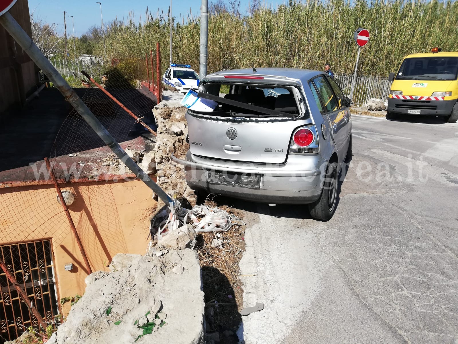 Schianto in auto a Licola: 39enne in prognosi riservata – LE FOTO