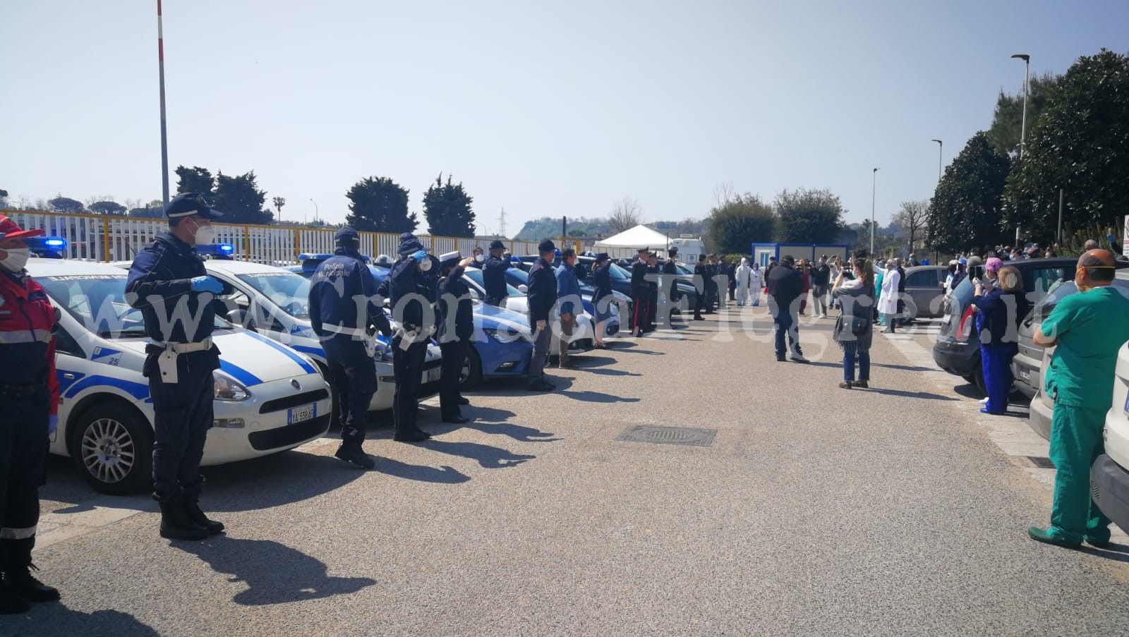 “Inchino” delle forze dell’ordine all’esterno dell’ospedale di Pozzuoli – VIDEO E FOTO