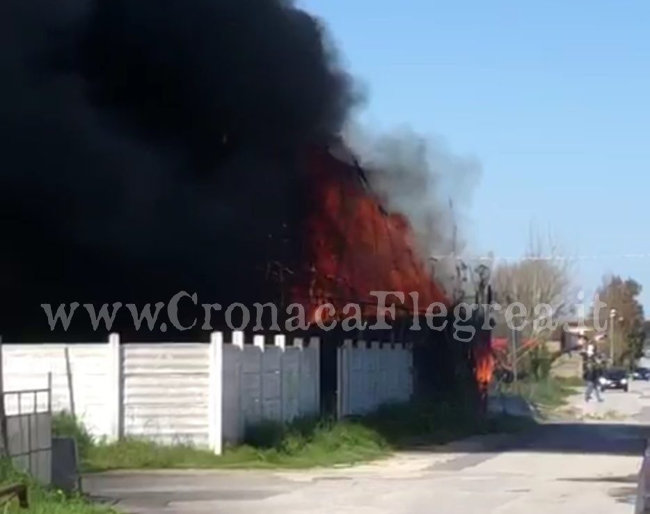 ULTIM’ORA/ Edificio in fiamme in via delle Colmate a Licola – LE FOTO