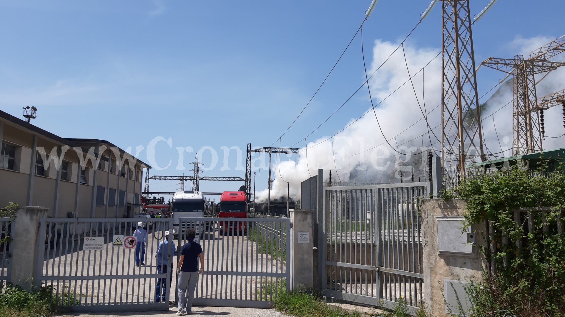 Di nuovo fiamme nella centrale Enel di Pozzuoli: aria irrespirabile – LE FOTO