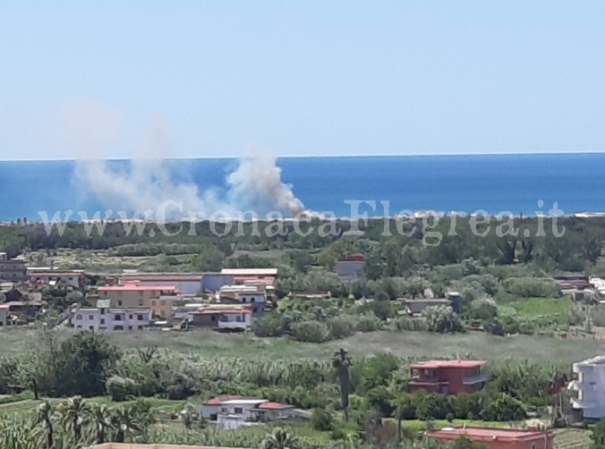 ULTIM’ORA/ Due incendi in corso a Pozzuoli: fiamme a Licola e Cigliano – LE FOTO