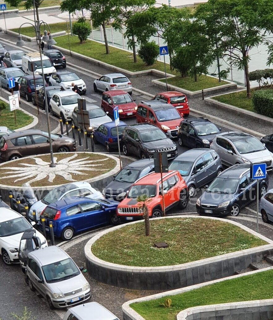 I LETTORI SEGNALANO/ «Parcheggio selvaggio a via Napoli: dove sono i vigili?»