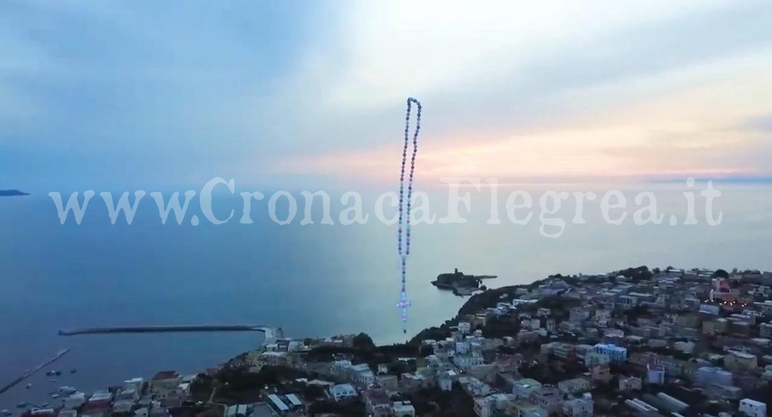 Un rosario di palloncini vola da Monte di Procida a Foggia – LE FOTO