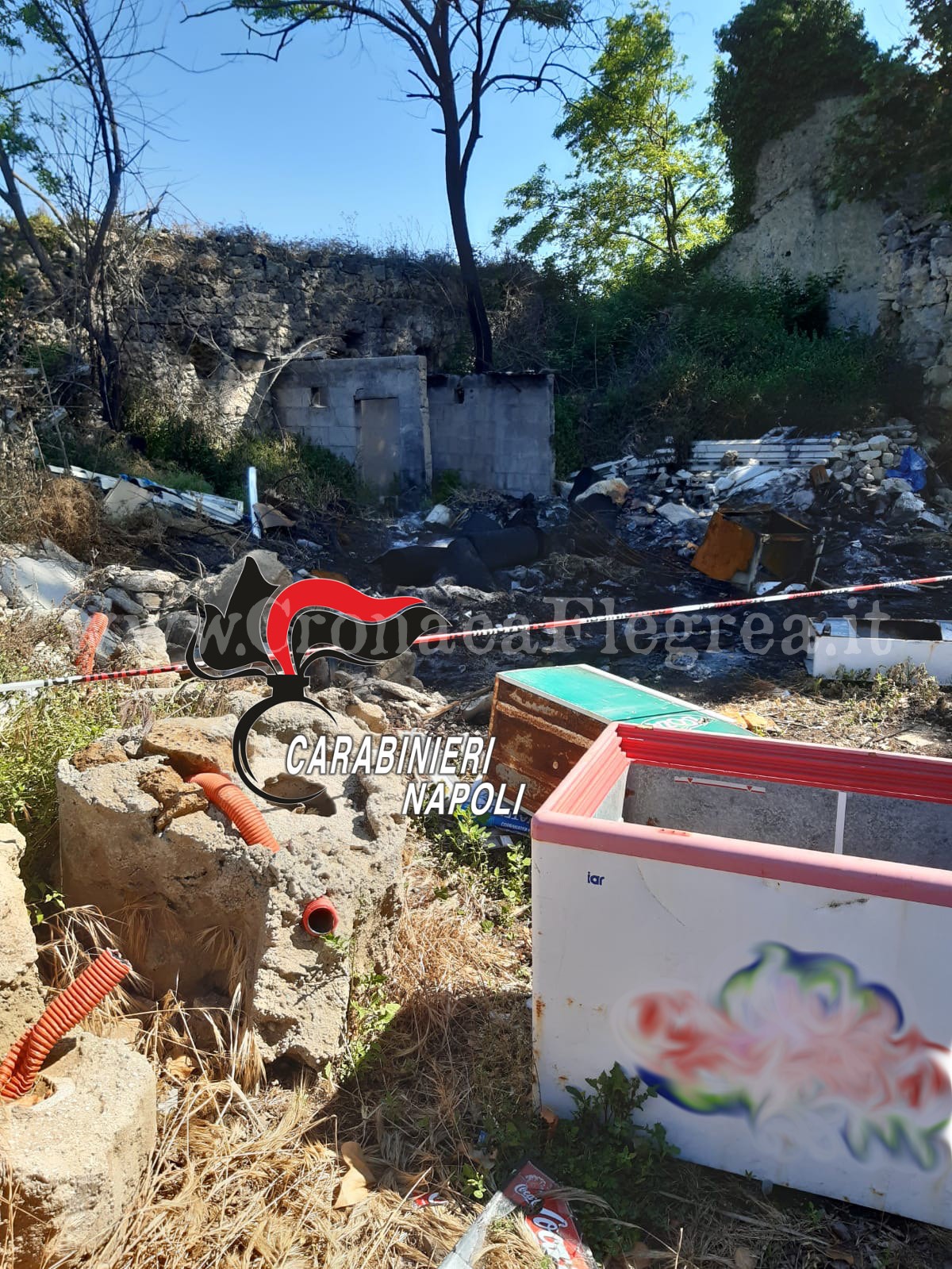 Lastre di eternit tra i rifiuti in un casolare abbandonato: 43enne denunciato dai carabinieri
