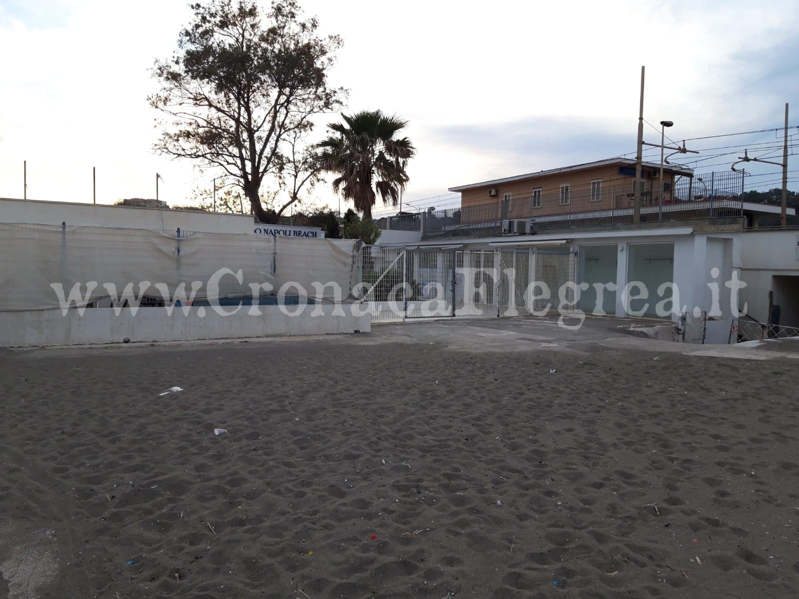 POZZUOLI/ «Cancelli sulla spiaggia di Lucrino: perchè si consente tutto ciò?»